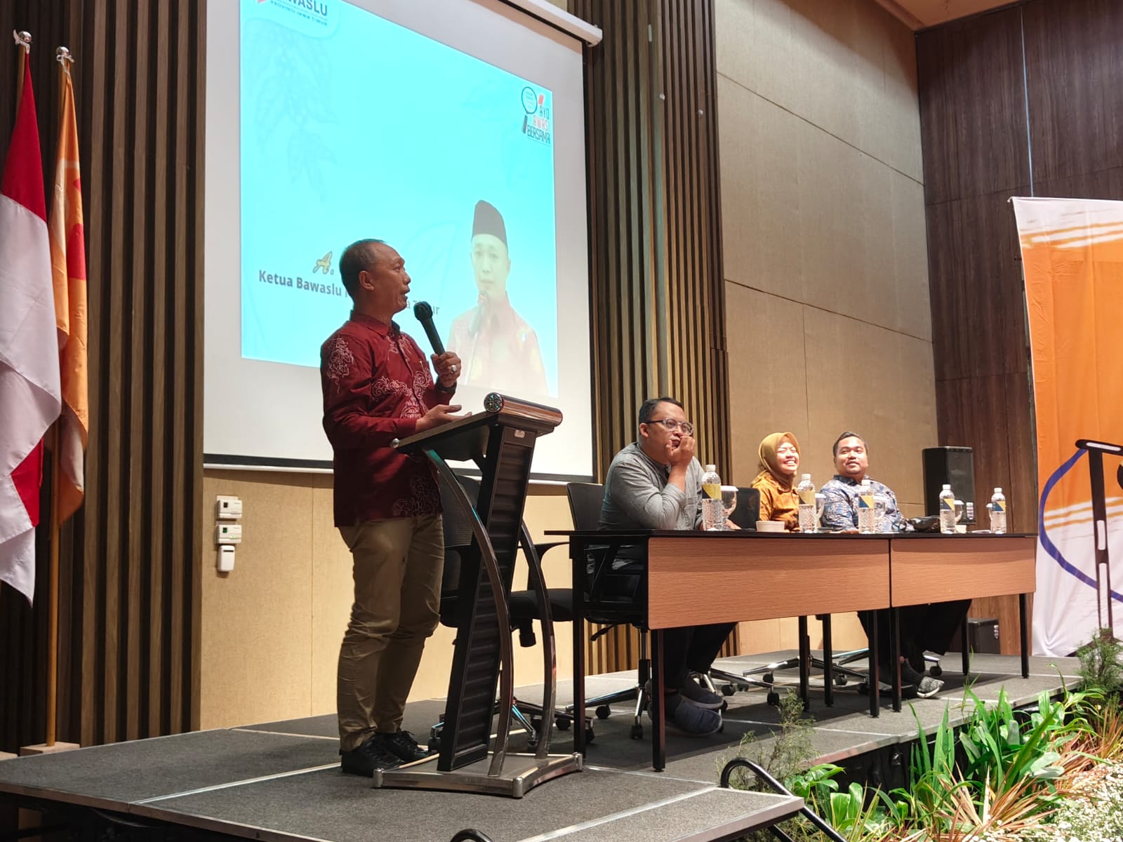 A.Warist, Ketua Bawaslu Provinsi Jawa Timur saat Memberikan Sambutan. 