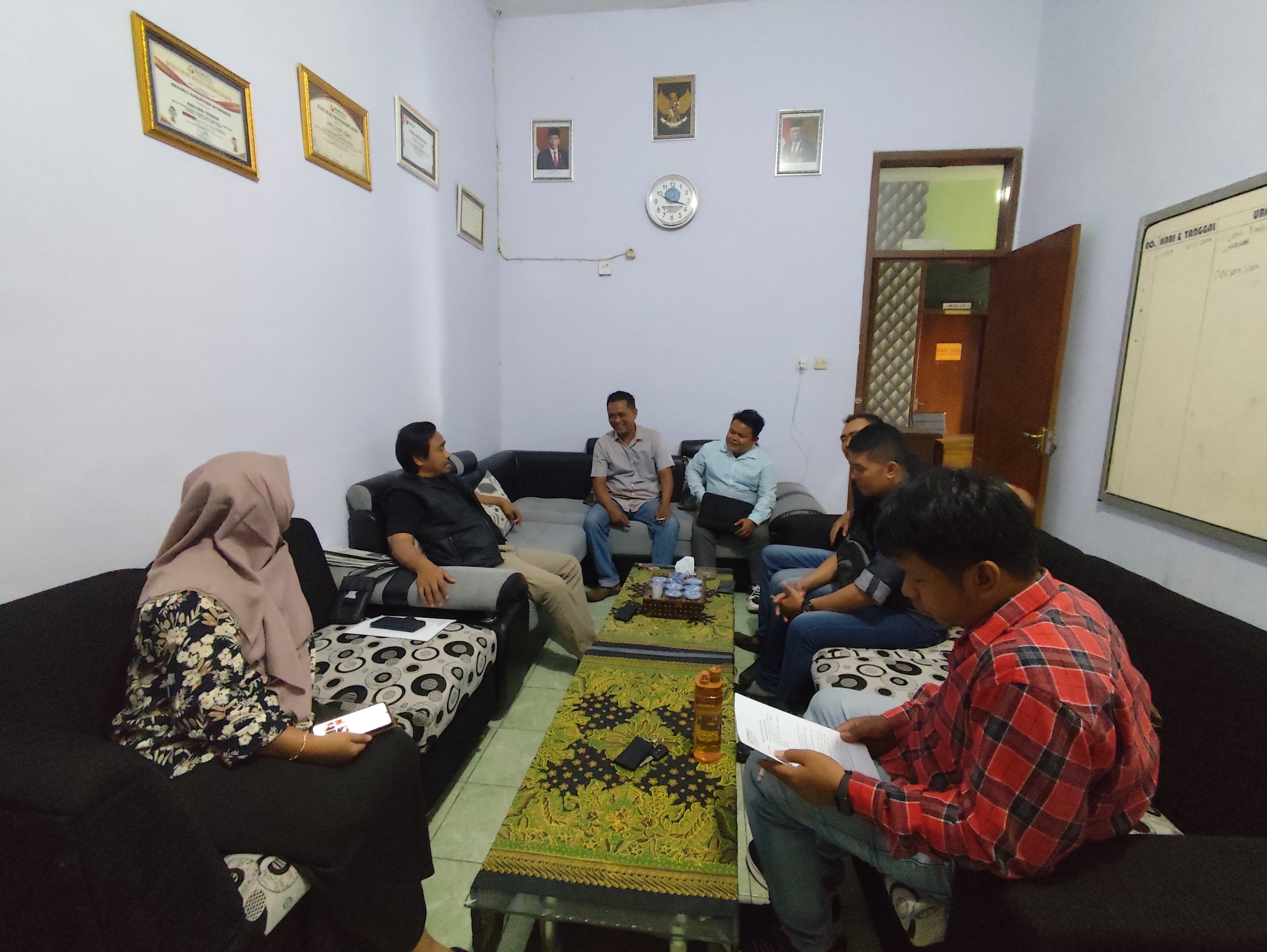 Bawaslu Situbondo saat menerima LSM Garda Sakera