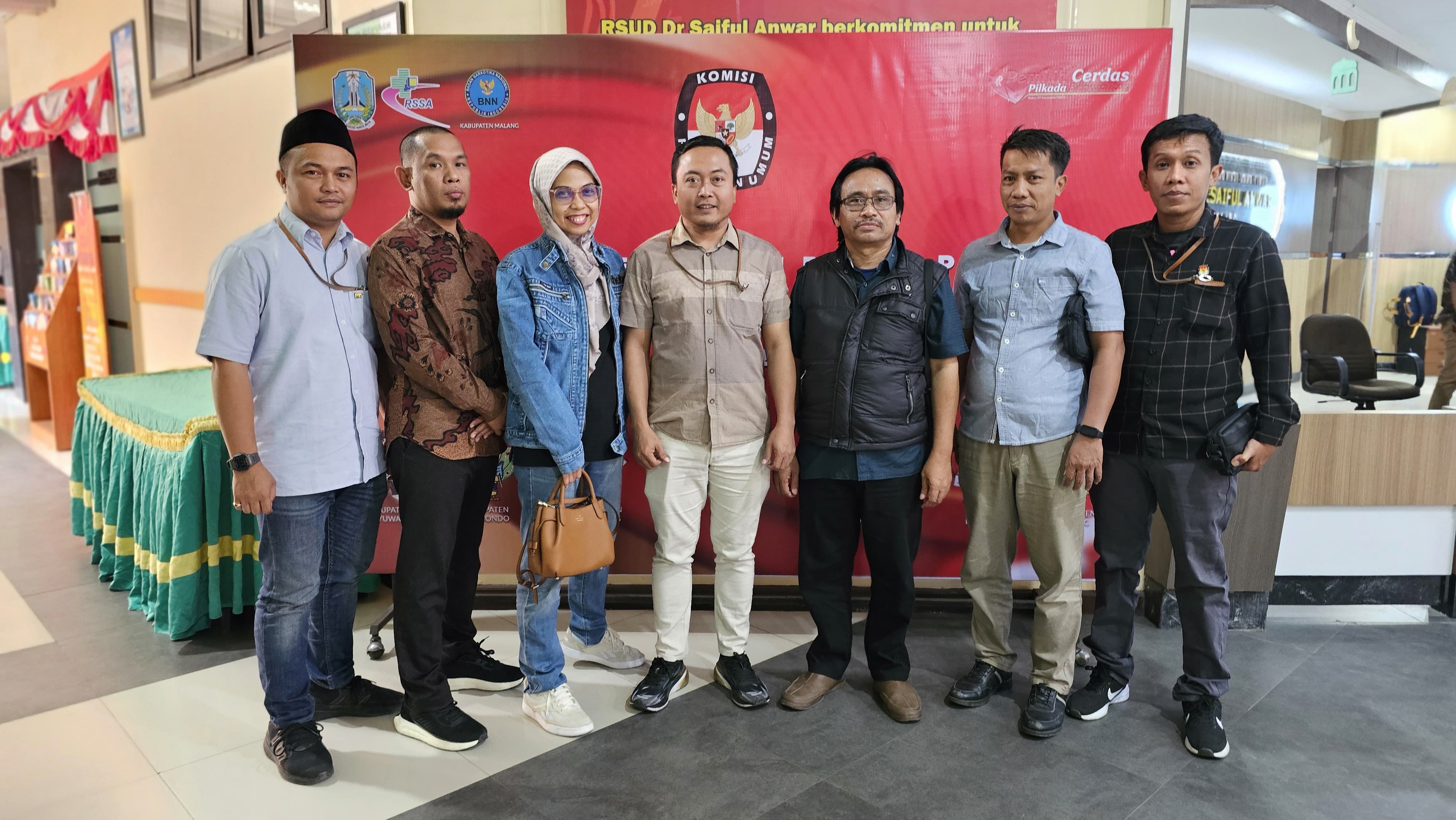 Bawaslu Situbondo  bersama KPU Situbondo saat melakukan pengawasan tes kesehatan dua Paslon Bupati dan Wakil Bupati Kab. Situbondo