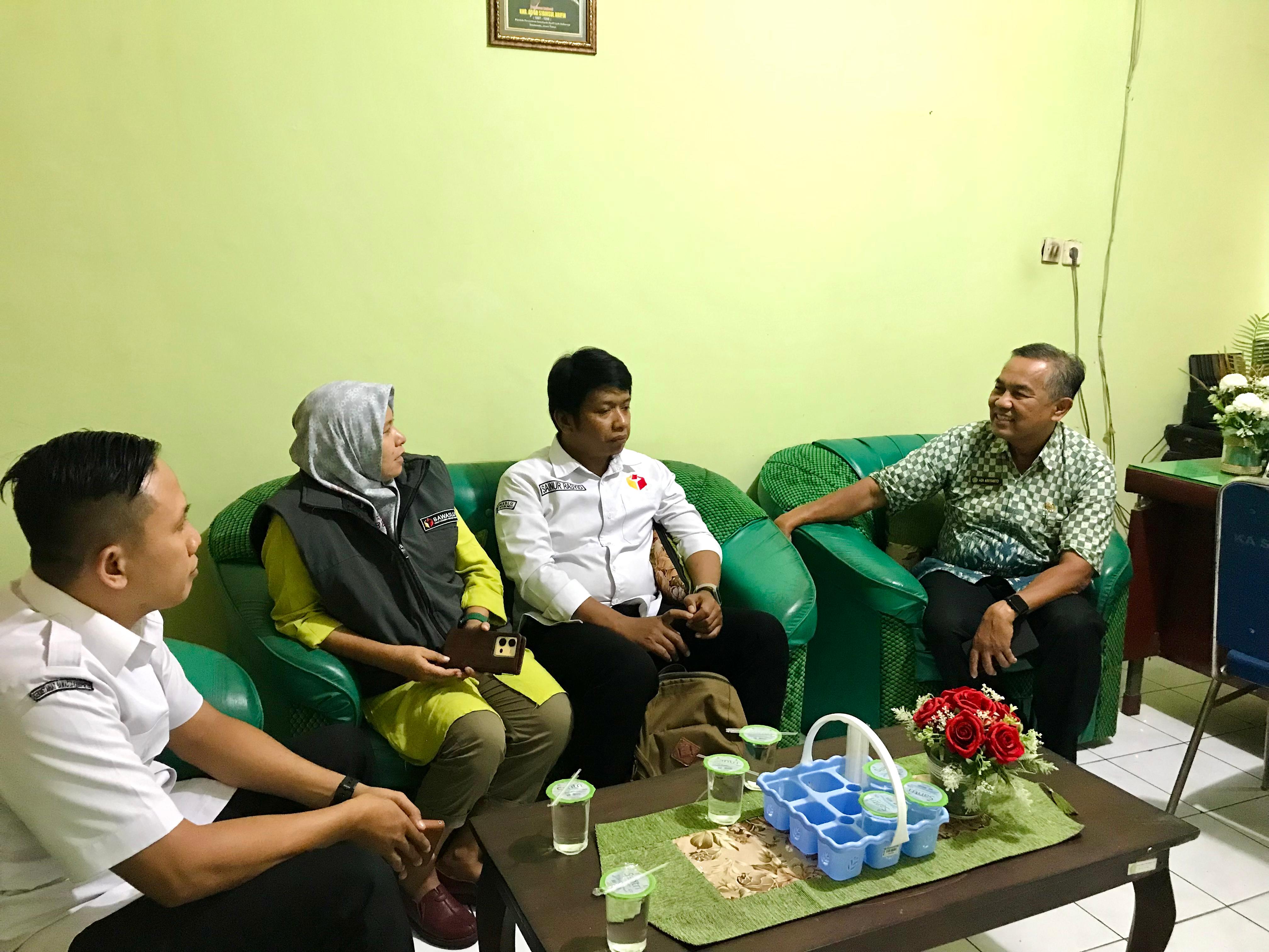 Bawaslu Situbondo diwakili oleh  Sainur Rasyid, Kordiv SDMO-Diklat dan Dini Meilia Meiranda, Kordiv Pencegahan, Parmas dan Humas beserta Staf Pengawasan dan Humas. 