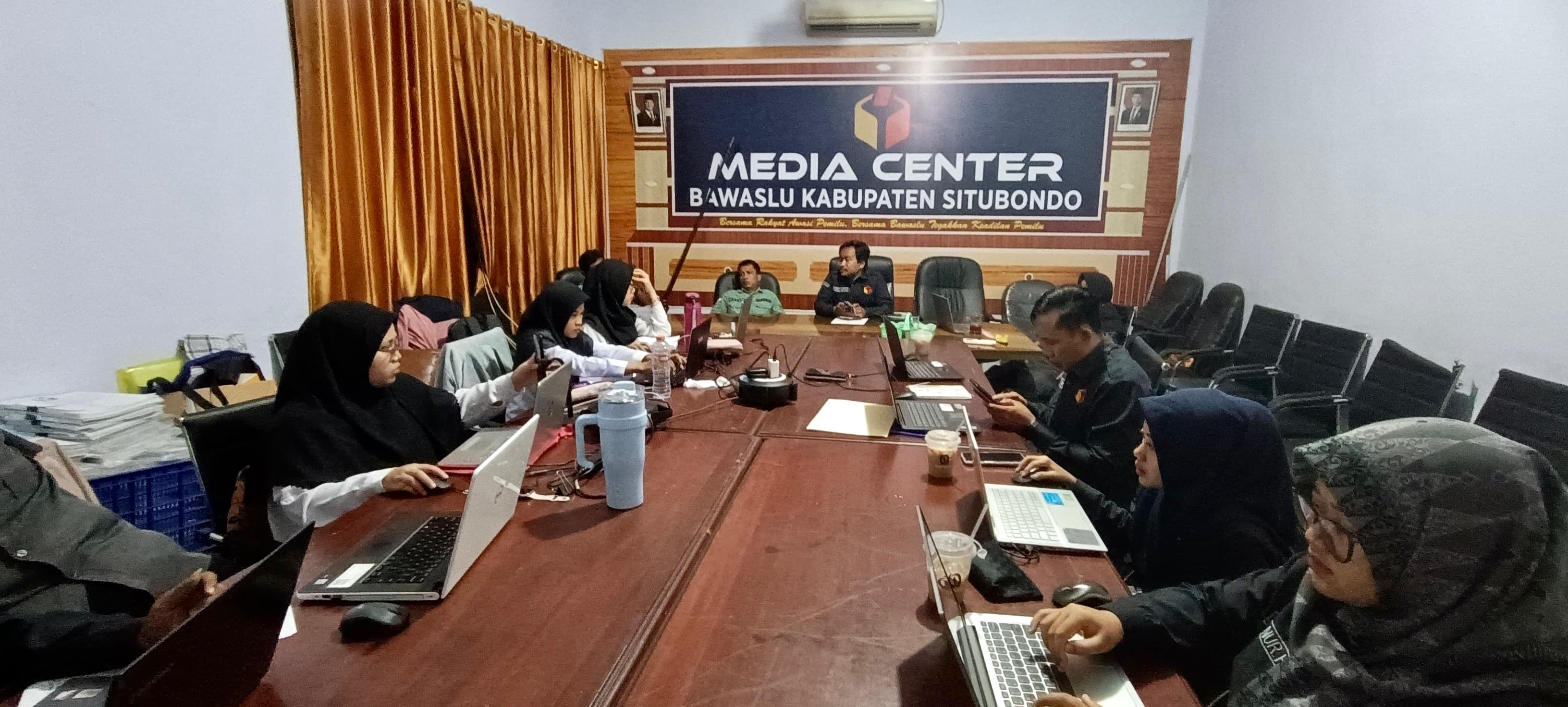 Bawaslu Kabupaten Situbondo Lakukan Evaluasi Kinerja Melalui Rapat nternal