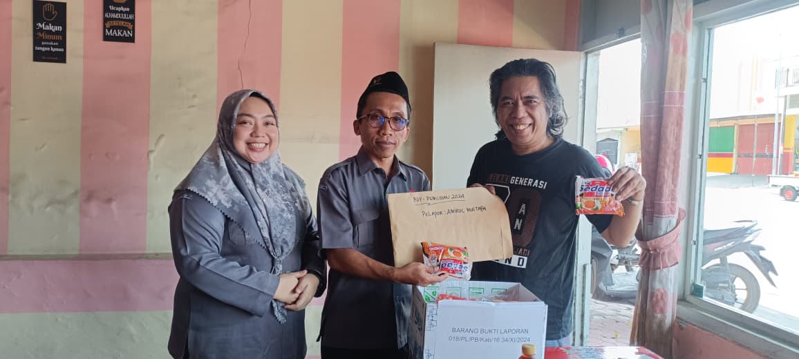 Bawaslu Kabupaten Situbondo Kembalikan Barang Dugaan Pelanggaran kepada Pelapor