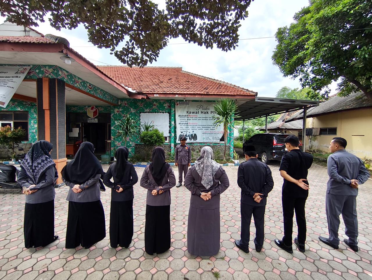 Ketua Bawaslu Kab. Situbondo Pimpin Apel Rutin, Tegaskan Status SatKer Bawaslu Situbondo.