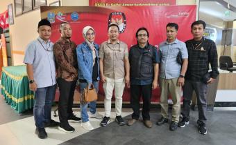 Bawaslu Situbondo  bersama KPU Situbondo saat melakukan pengawasan tes kesehatan dua Paslon Bupati dan Wakil Bupati Kab. Situbondo