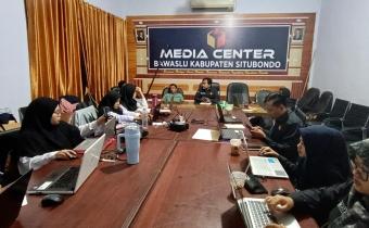 Bawaslu Kabupaten Situbondo Lakukan Evaluasi Kinerja Melalui Rapat nternal
